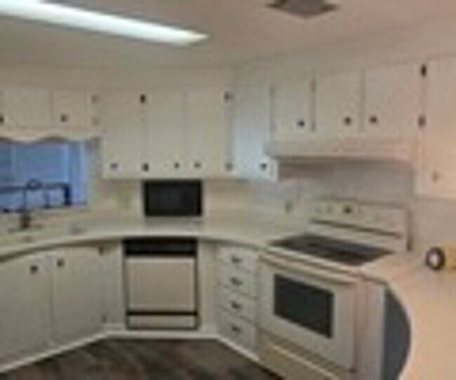 Building Photo - 612 Pine Grove Ct