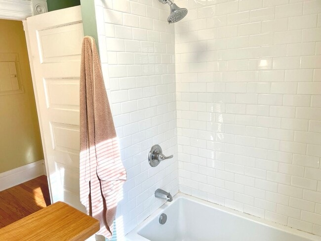 Building Photo - 2 bedroom in Heritage Hill