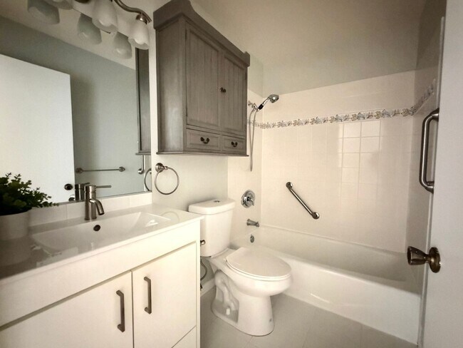 Building Photo - Light-filled, two-story 3-bedroom, 2.5-bath condo in the heart of Thousand Oaks!