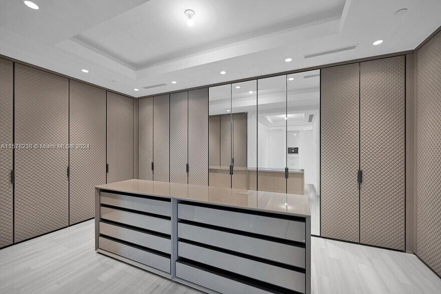 Building Photo - 17901 Collins Ave