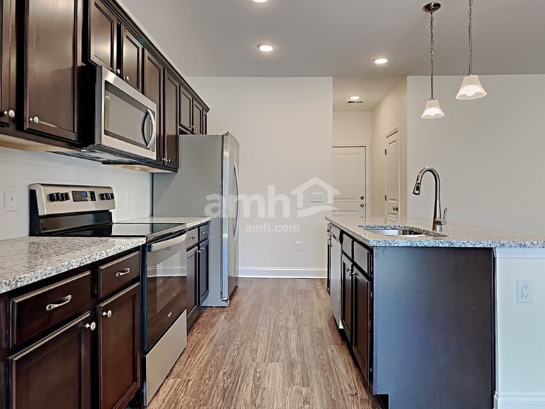 Building Photo - 126 Thatchet Dr