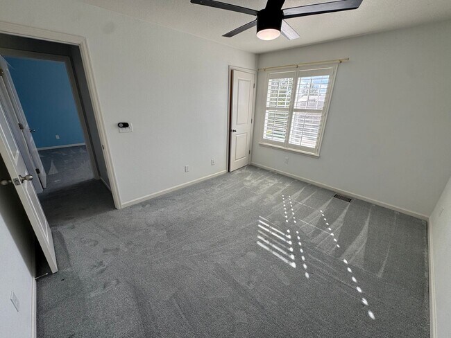 Building Photo - Beautiful spacious home in a lovely quiet ...