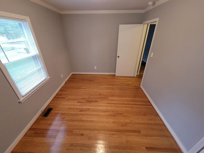 Building Photo - Your Cozy New Home Awaits in Burlington!