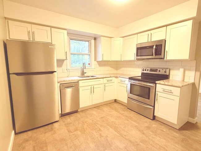 Building Photo - 3 Bedroom House