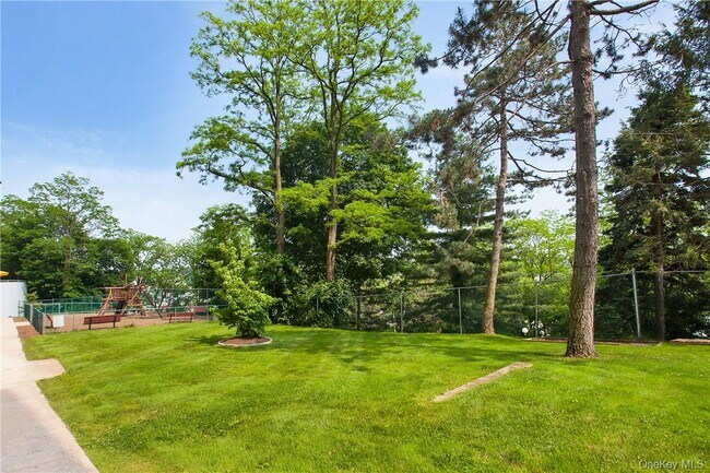 Building Photo - 400 High Point Dr