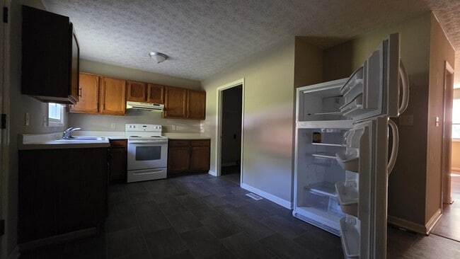 Building Photo - Townhouse in Mayflower Apartments