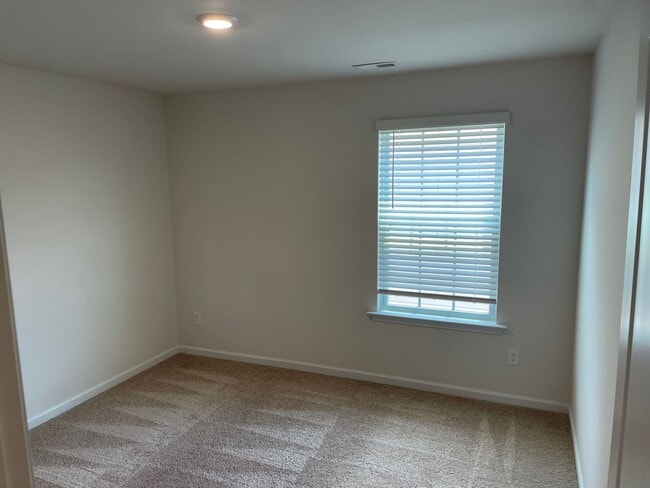 Building Photo - Fantastic FIVE Bedroom THREE FULL baths Ho...