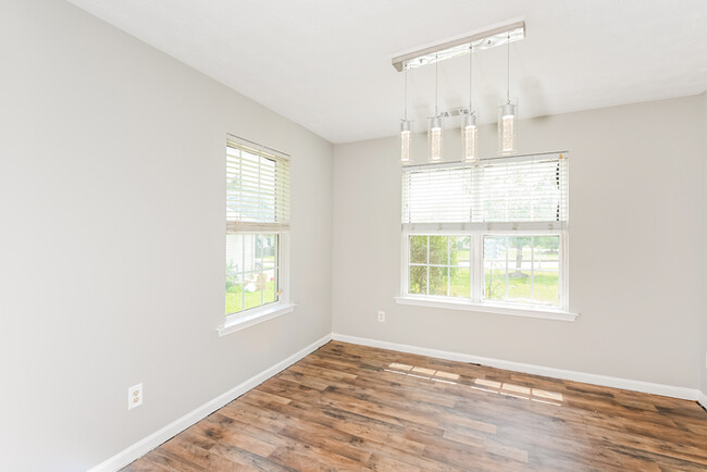 Building Photo - Ellenwood Comfort with Spacious Living