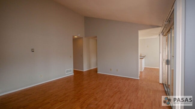 Building Photo - 2nd Floor 3 bed/2 bath Condo!