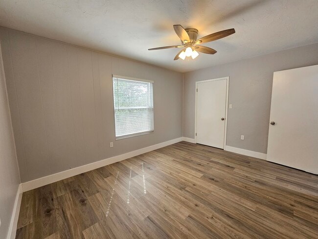 Building Photo - 1530 Live Oak Dr