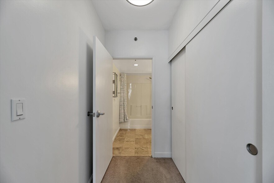 Building Photo - 425 W Beech St