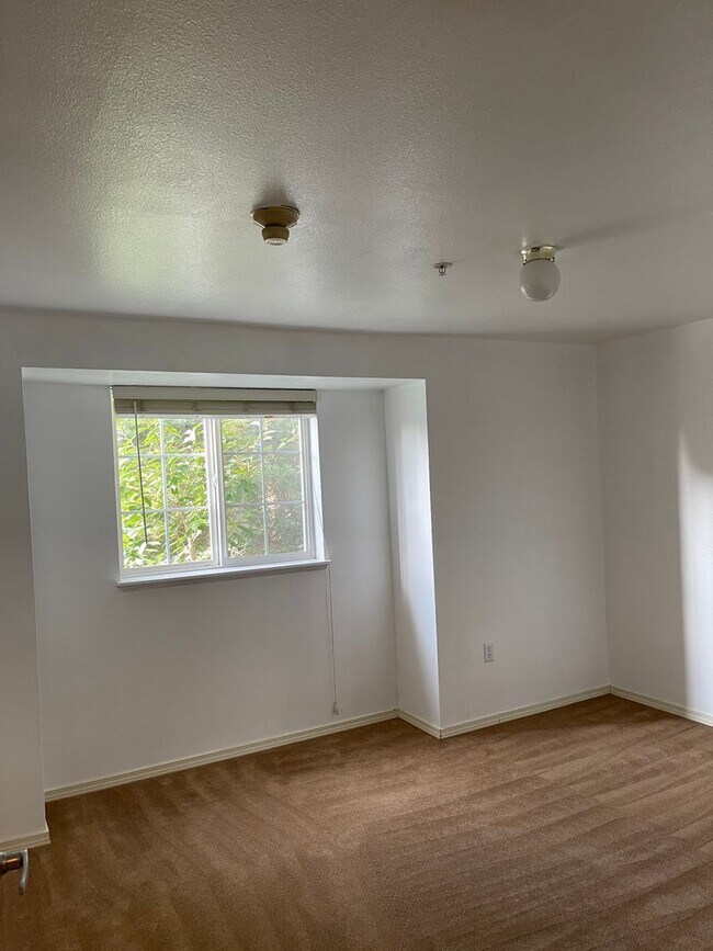 Building Photo - Exceptional, Top-Floor, Corner Renton Cond...