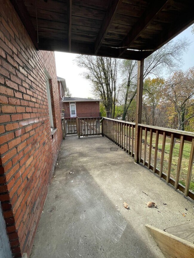 Building Photo - Spacious 1 Bedroom Apartment with Garage S...