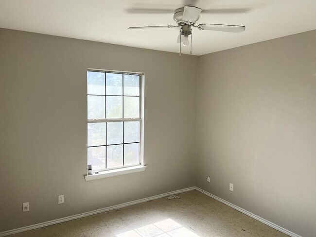 Building Photo - 2906 Flores Ave