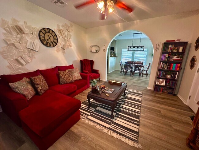 Building Photo - Charming 3/3 House in with Covered Parking Near Campus!