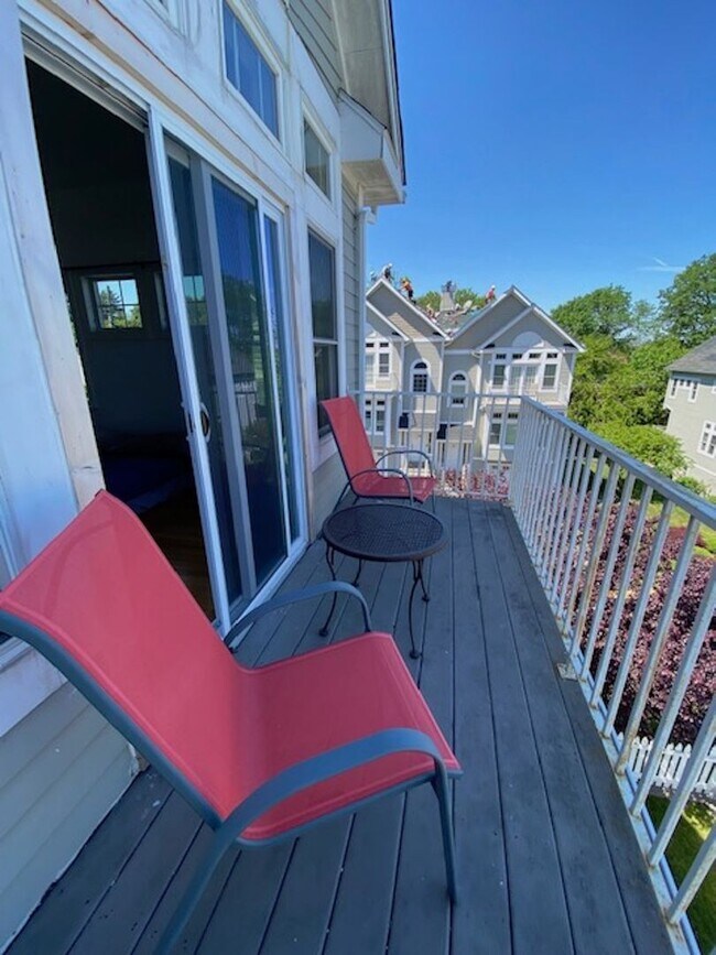 Building Photo - Three Bedroom 3.5 baths Townhouse for Rent...