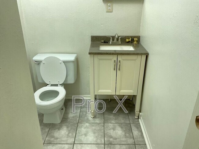 Building Photo - 208 W 1st St