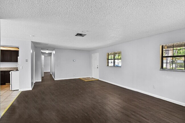 Building Photo - Move-In Ready 3-Bedroom Home with Spacious...