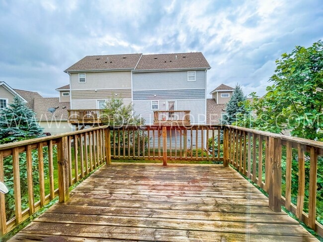 Building Photo - 2 Bedroom, 2.5 Bath Townhome in Urbandale with 2 car attached garage!