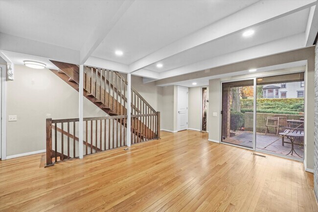 Building Photo - 406 S Lageschulte St