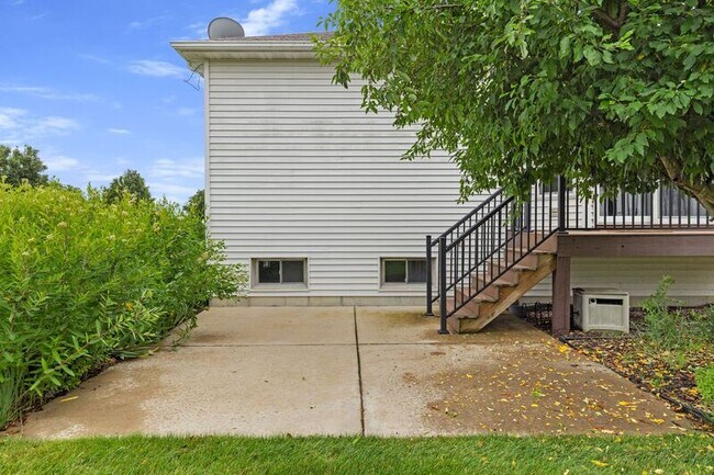 Building Photo - 2201 Hawks Landing Dr