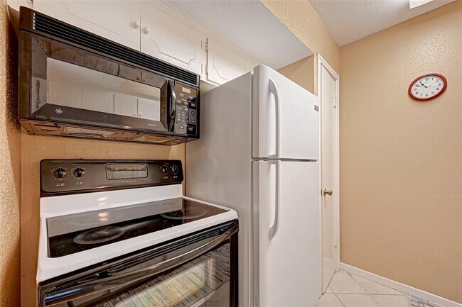 Building Photo - 2101 Fountain View Dr