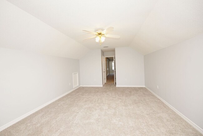 Building Photo - Spacious 5-Bedroom Home in Gated Parkwood ...