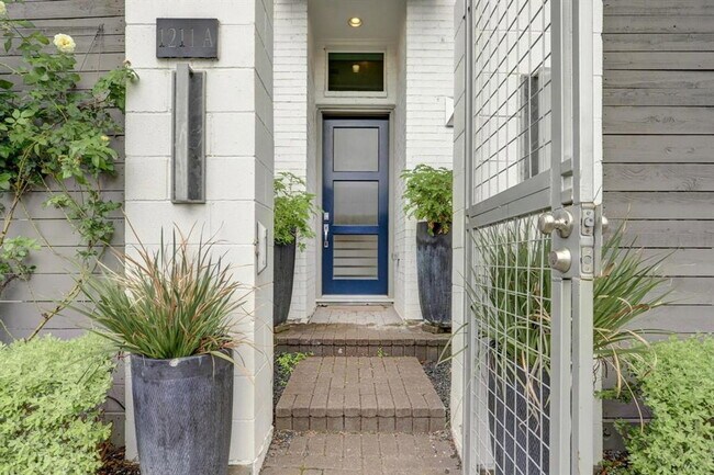 Building Photo - 1211 Hickory St