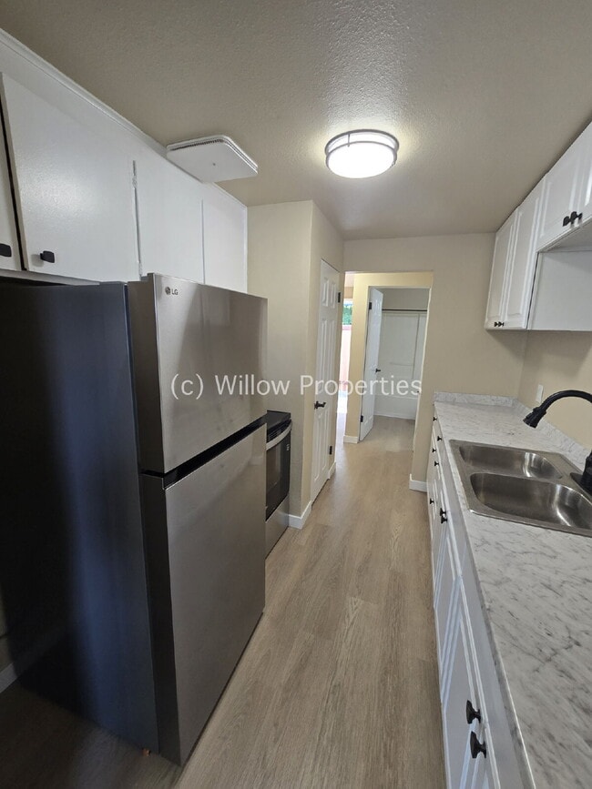 Building Photo - 2 Bedroom Unit Newly Remodeled
