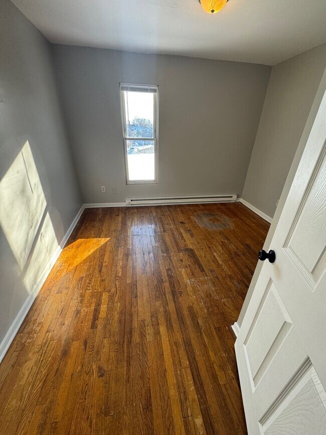 Building Photo - 305 S 4th St