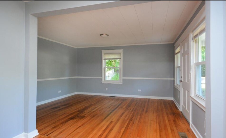 Living room/dining area - 1607 Robinhood Rd