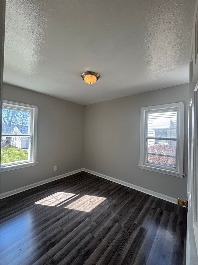 Building Photo - Spacious Single Family Home