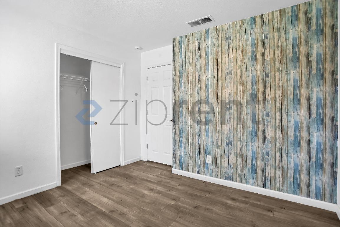 Building Photo - Unit