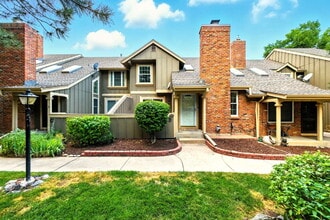 Building Photo - Gorgeous 3 Bed 2.5 Bath Townhome in Littleton!
