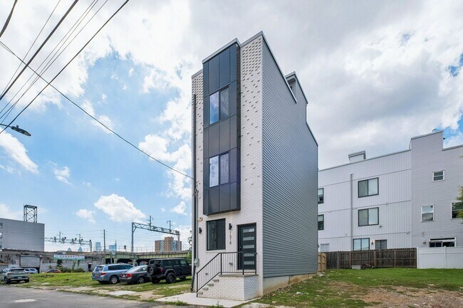 Building Photo - 1518 N Darien St