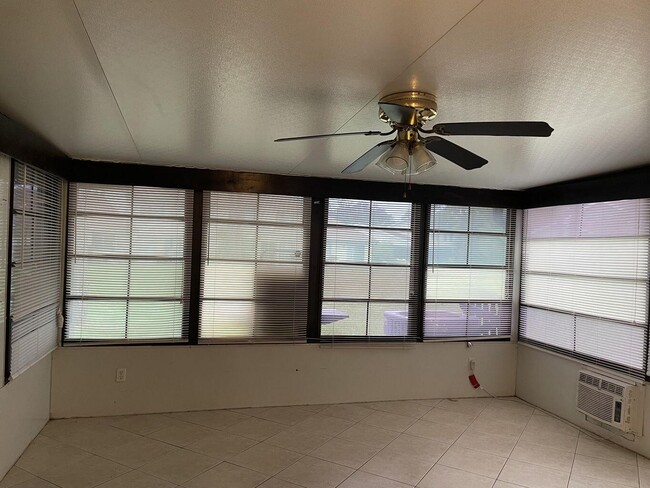 Building Photo - 1325 SE Rivergreen Cir