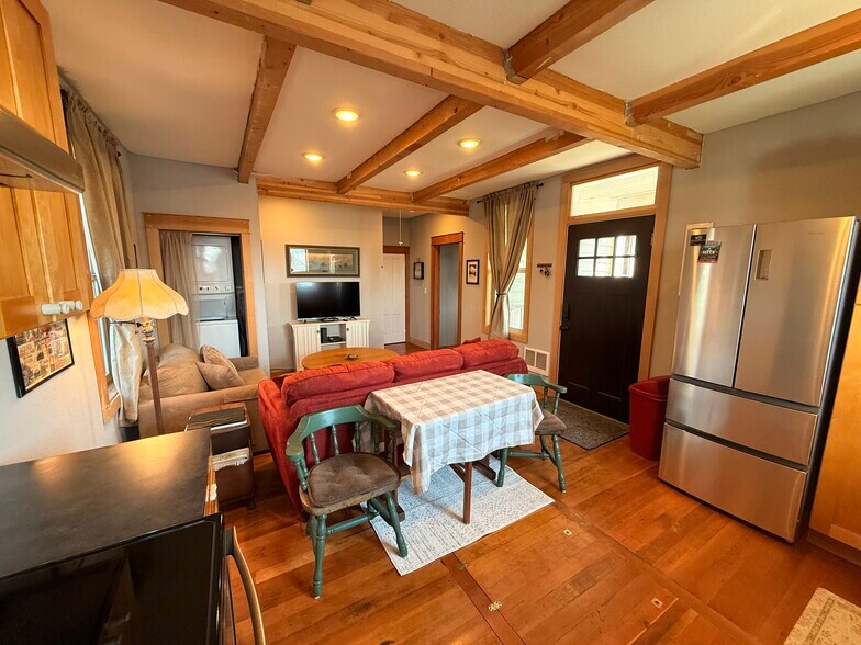 Eat-in dining space - 215-1/2 N Emmett