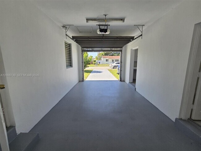 Building Photo - 2511 Plunkett St