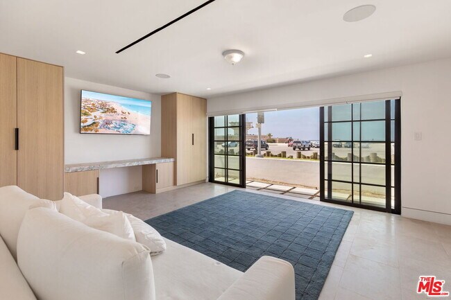 Building Photo - 2205 Ocean Front Walk
