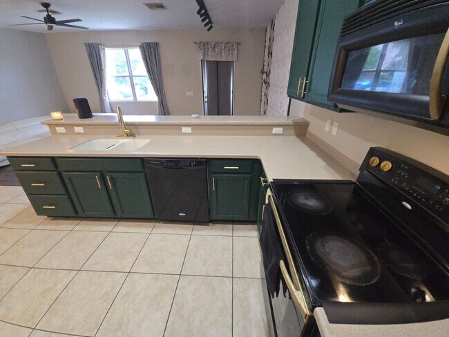 Building Photo - Modern 3 Bedroom 2.5 Bath in Gibsonton