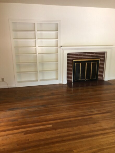 Building Photo - 2721 E Chevy Chase Dr