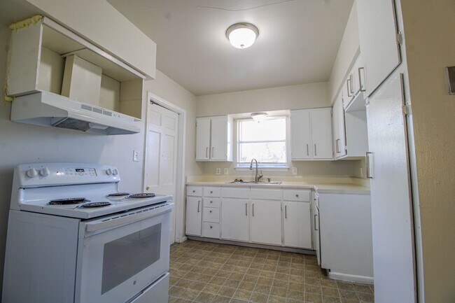 Building Photo - ********Move In Special- 1 Month Free!********