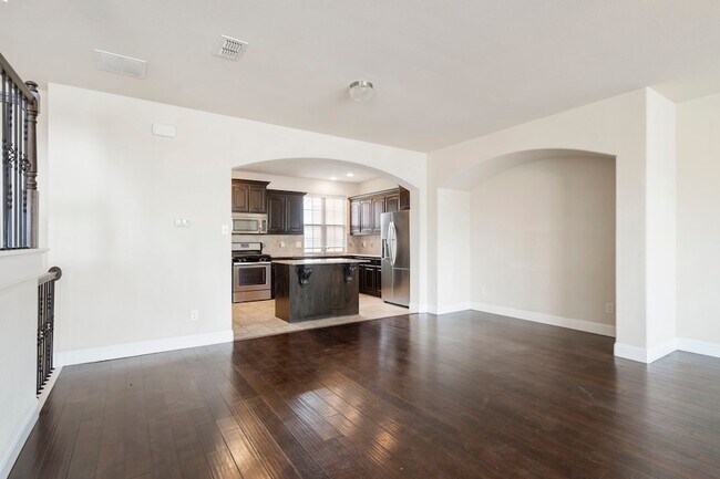 Building Photo - 2640 Venice Dr