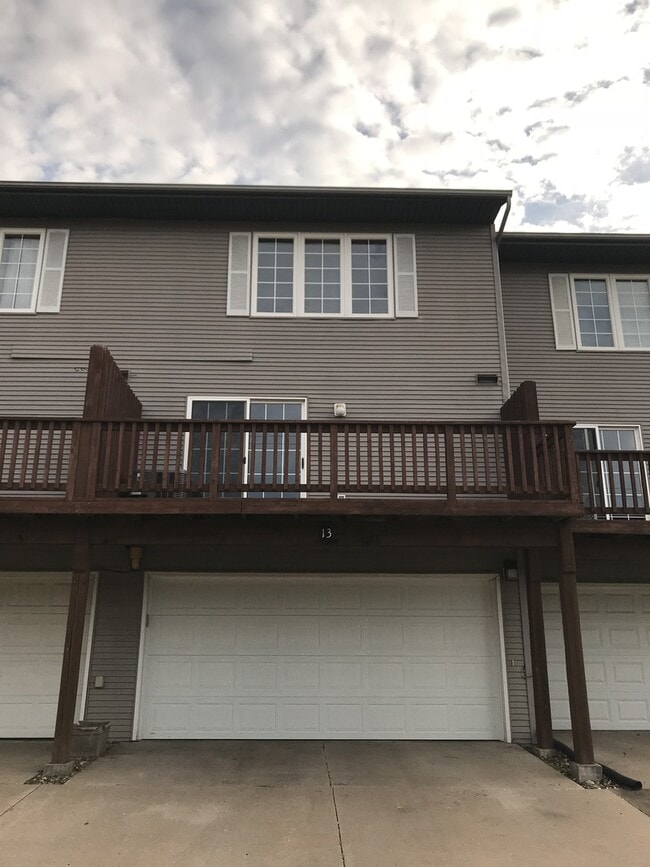 Building Photo - FALL 2026 AVAILABILITY!!!  2 bedroom, 2.5 bath condominium on Iowa City's east side