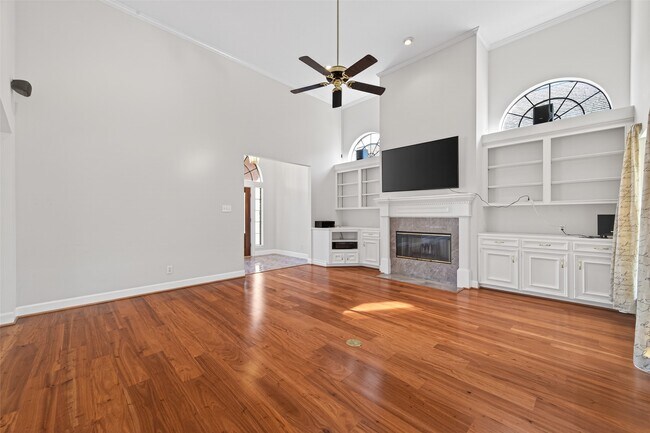 Building Photo - 8023 Oakwood Hollow St