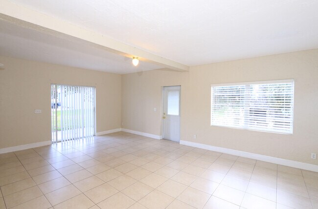 Building Photo - 4916 Silver Oak Dr