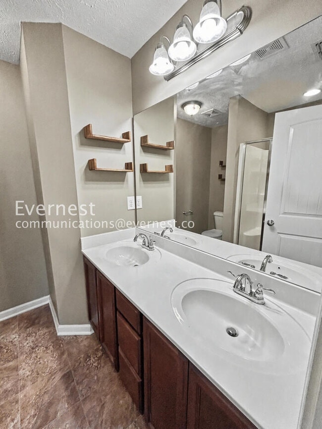 Building Photo - 2 Bed/2.5 Bath Townhome with Fenced Yard / Pet-Friendly / Available Now!