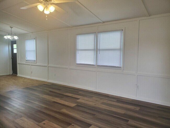 Building Photo - 2 Bedroom, 2 Bath house