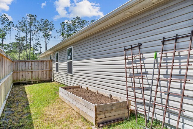 Building Photo - 680 Aurora Pl