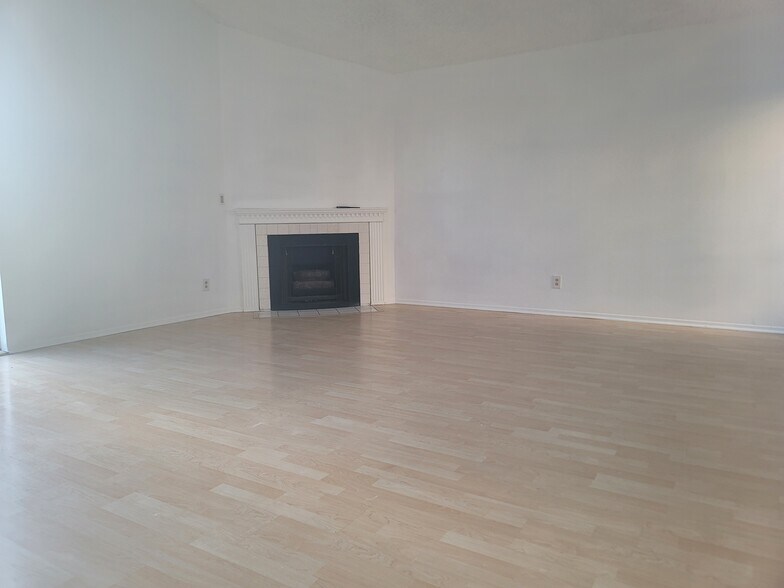 Building Photo - 10521 National Blvd